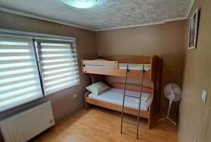Двох'ярусне ліжко або двоярусні ліжка в номері Bosnian Villa