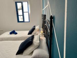 1 dormitorio con 2 camas con almohadas en El descanso de Bielo Lanzarote, en Caleta de Caballo
