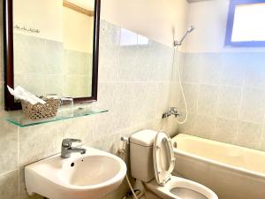 a bathroom with a toilet and a sink and a tub at Khách sạn Ban Mê Xanh (Ban Me Xanh Hotel) in Buon Ma Thuot