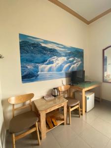 a room with a desk with a computer and chairs at Khách sạn Ban Mê Xanh (Ban Me Xanh Hotel) in Buon Ma Thuot