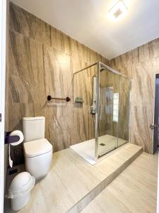 uma casa de banho com um chuveiro e um WC. em L'Artist Casa Micallef em Valletta