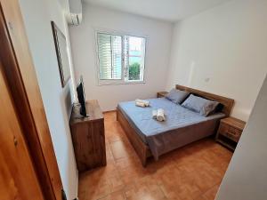 Un dormitorio pequeño con una cama y una ventana. en NTORAS Holiday Home, en Pafos