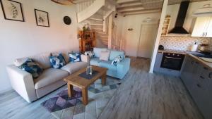 a living room with a couch and a table at Szara Czapla in Borowy Młyn