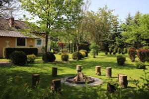 ogród z fontanną na środku podwórza w obiekcie Serenity Garden Villas - Polanica-Zdrój 