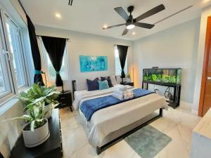 Gallery image of Trending MidCentury Modern Abode w/ King Bed in Nassau