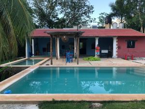 una piscina frente a una casa en Casa de campo Hacienda Multunkú Minerva, en Seyé