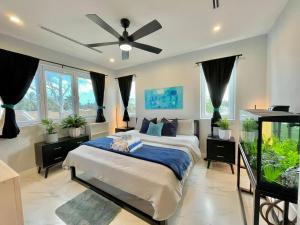 Gallery image of Trending MidCentury Modern Abode w/ King Bed in Nassau