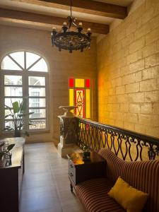 uma sala de estar com um sofá e uma janela em L'Artist Casa Micallef em Valletta
