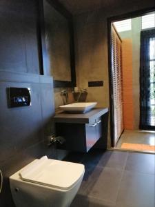 a bathroom with a toilet and a sink at Avera Hills Villas Unawatuna in Unawatuna