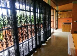 una habitación con una pared con una cortina estampada en Avera Hills Villas Unawatuna, en Unawatuna