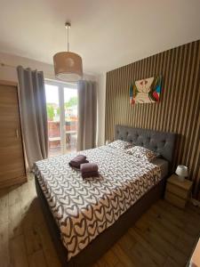 ein Schlafzimmer mit einem großen Bett in einem Zimmer in der Unterkunft Wczasowa 3 in Warschau