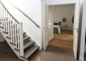 un pasillo con escaleras que conducen a un dormitorio en Halltorp Townhouse en Borgholm