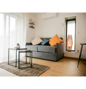 - un salon avec un canapé et une table dans l'établissement #L'Estere WiFi-Netflix-Clim, à Eauze