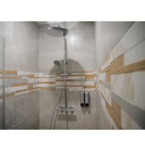 La salle de bains est pourvue d'une douche avec un pommeau de douche. dans l'établissement #L'Estere WiFi-Netflix-Clim, à Eauze
