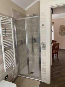 a bathroom with a glass shower with a toilet at FONTANA’S HOUSE RELAX 13A in Valbravenna