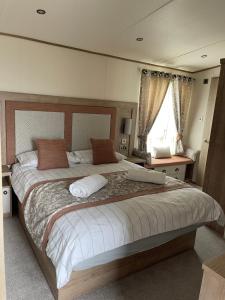 2-6 guests Holiday Home in Durdle Door في ويرهام: غرفة نوم بسرير كبير ونافذة