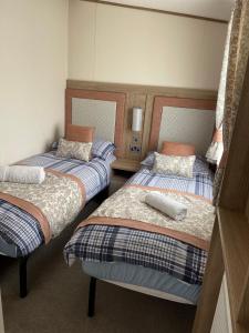 dwa łóżka w małym pokoju z dwoma łóżkami w obiekcie 2-6 guests Holiday Home in Durdle Door w mieście Wareham