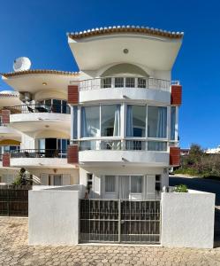 een groot wit gebouw met balkons erop bij Casa Cristal in Lagos