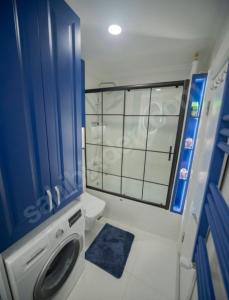 a bathroom with a washing machine and a window at MAX 3+1 in Istanbul