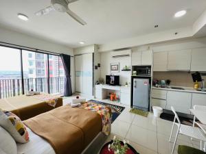 莎阿南Studio I-Soho D'Gunduls Homestay by DGH I-CITY的带两张床的房间和一个带