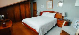 エスモリスにあるCasa Amarelaのベッドルーム1室(ベッド1台、テーブル、椅子付)