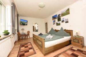 een slaapkamer met een bed en een tafel in een kamer bij Ferienhaus Bergverbunden in Fischen