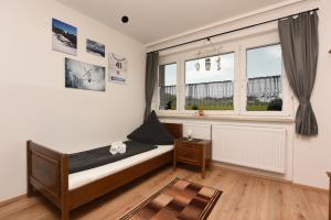 a bedroom with a bed and a window at Ferienhaus Bergverbunden in Fischen