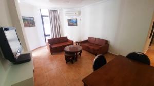 - un salon avec un canapé et une table dans l'établissement Red Carpet 2, à Amman
