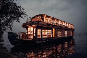 una casa flotante en el agua en Venice Premium Houseboats Alleppey, en Alleppey