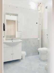 グラヴィーナ・イン・プーリアにあるGravina suite Apartmentの白いバスルーム(洗面台、トイレ付)