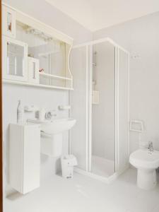 bagno bianco con doccia e servizi igienici di Gravina suite Apartment a Gravina in Puglia