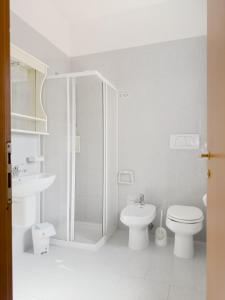 グラヴィーナ・イン・プーリアにあるGravina suite Apartmentのバスルーム(シャワー、トイレ、シンク付)