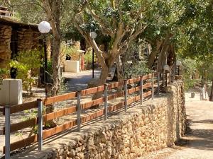 Villaggio La Roccia camping外面的花园