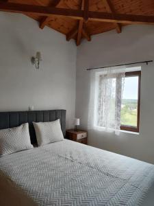 Postel nebo postele na pokoji v ubytování Vaki's country house