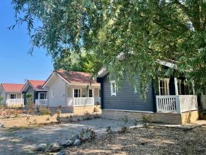 ein kleines Haus mit einem Baum davor in der Unterkunft cottage scandinave 92 in Bourbourg + 3 Fotos