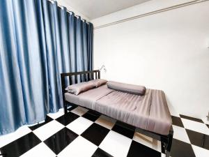Noir Cafe And Hostel Chinatown Bangkok客房内的一张或多张床位