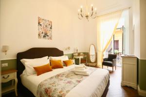 een slaapkamer met een bed met oranje kussens en een spiegel bij Macchiato Suites Boutique Guest House in Napels