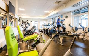 um homem num ginásio com máquinas de cardio em Nice Home In Halmstad With Sauna, Wifi And 2 Bedrooms em Halmstad