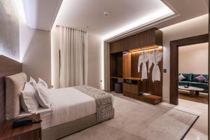 una camera d'albergo con letto e divano di Tura Hotel a Riyad