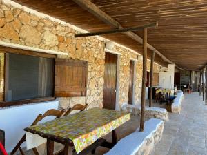 Villaggio La Roccia camping餐厅或其他用餐的地方