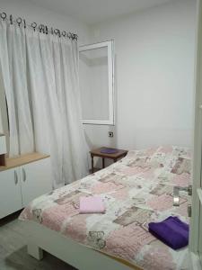 Ένα ή περισσότερα κρεβάτια σε δωμάτιο στο Vila Katerina Dojran