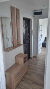 Zimmer mit einem Flur mit einem Spiegel und einer Tür in der Unterkunft Apartament Biała Przystań Stogi in Danzig