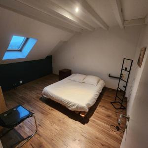 een kleine slaapkamer met een bed en een raam bij Magnifique logement spa in Pau