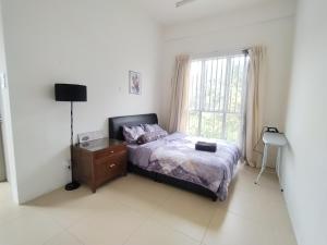 a bedroom with a bed and a window at Daddy Homes Golden Hills pasar malam cameron 3bedroom in Brinchang