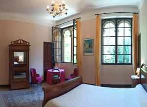 a bedroom with a bed and a table and chairs at CHÂTEAU CAGNINACCI B&B in San-Martino-di-Lota