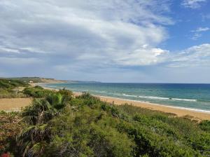 a view of a beach with the ocean at Villa Le Ninfee in Menfi