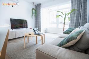 uma sala de estar com um sofá e uma mesa em APARTAMENTO COMPLETO SAN FRANCISCO em Santiago de Compostela
