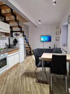 uma cozinha e sala de jantar com uma mesa e uma escada em Apartament PRZYBUDÓWKA em Katowice