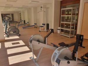 een fitnessruimte met diverse hometrainers in een kamer bij GUZET-Pyrénées-Pied des pistes in Ustou