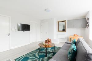 ein Wohnzimmer mit einem Sofa und einem Tisch in der Unterkunft Hagley Road Apartments - Self Contained Entire Apartments with Kitchen & Netflix - Birmingham City Centre in Birmingham